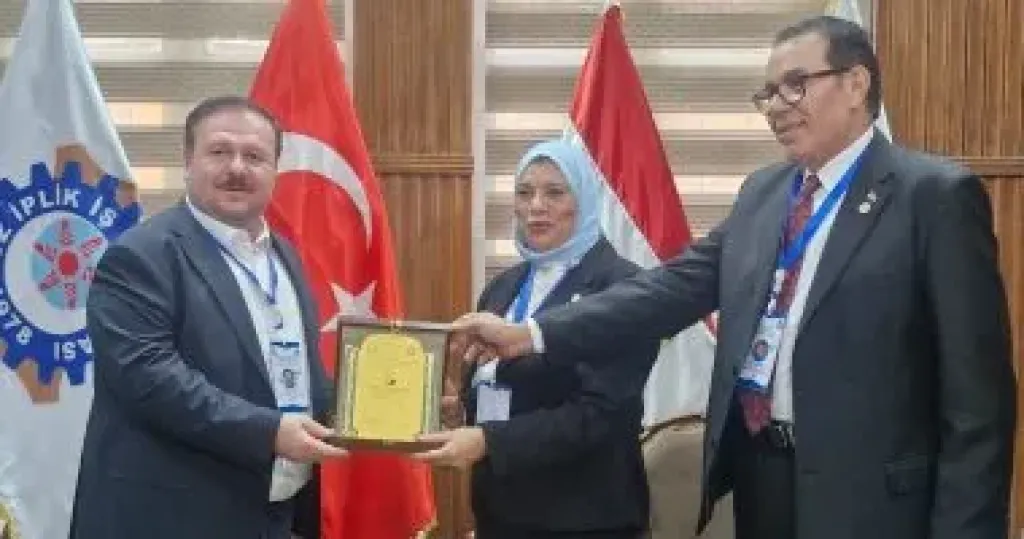 نقابتا الغزل والنسيج بمصر وتركيا تتبادلان التكريمات وتؤكدان التعاون النقابي المشترك