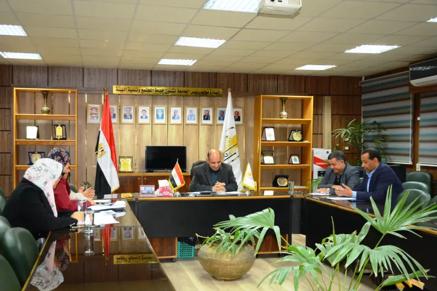 مركز الدراسات والبحوث النفسية بجامعة أسيوط يتابع خطة العمل