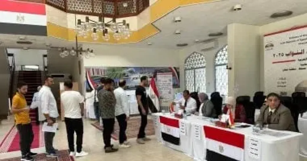 محافظ قنا يتفقد اللجان الانتخابية في اليوم الأول لجولة الإعادة لانتخابات مجلس النواب 2025