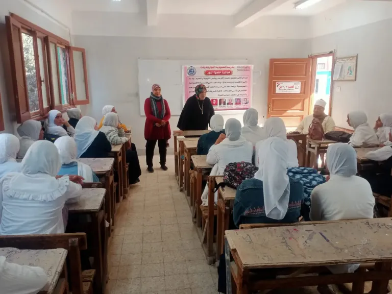 لجنة حقوق الإنسان تزور مدرسة المحمودية التجارية بنات