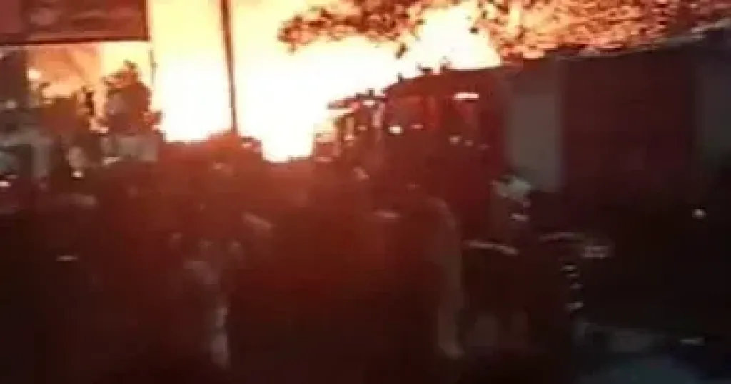 السيطرة على حريق بمحل ملابس فى الخصوص