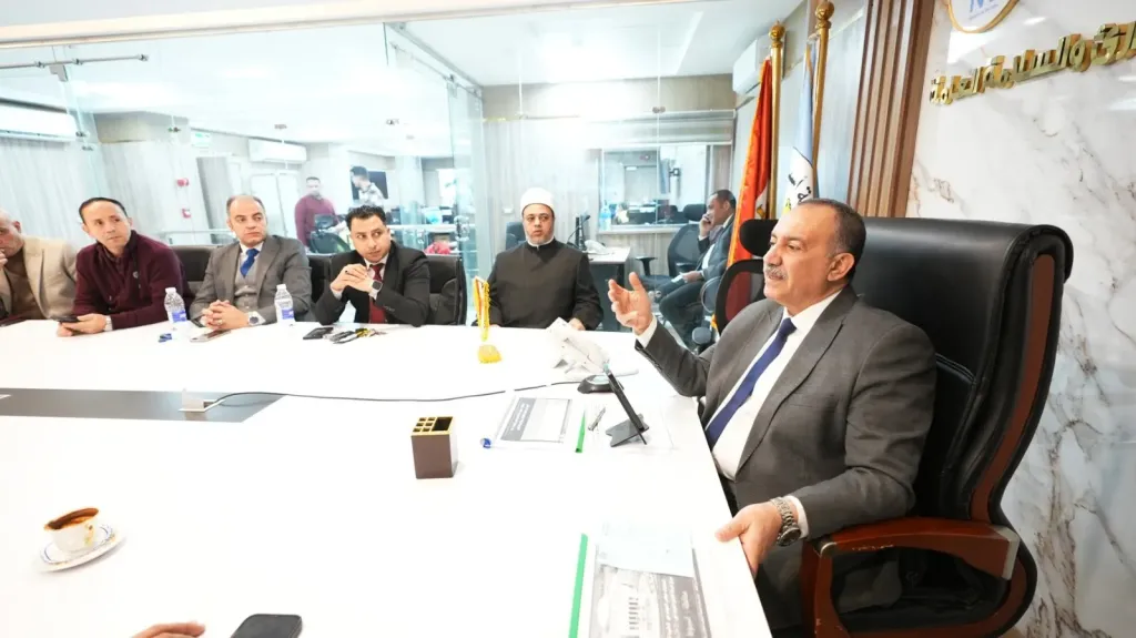 محافظ أسيوط يتابع جولة الإعادة بالدائرة الثالثة من مركز سيطرة الشبكة الوطنية