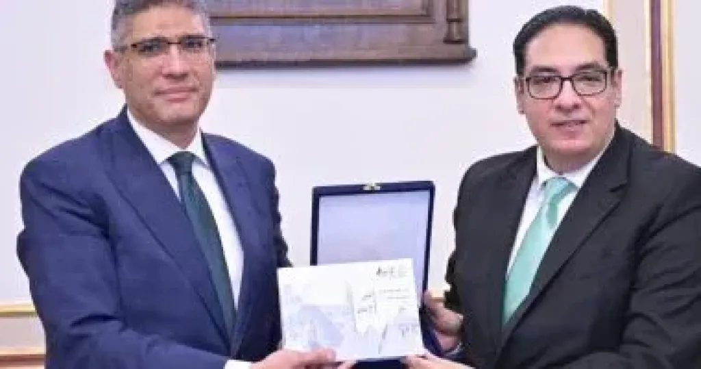 رئيس جامعة القاهرة يقدم لمحافظ الجيزة الدليل الاسترشادى للهوية البصرية للمحافظة