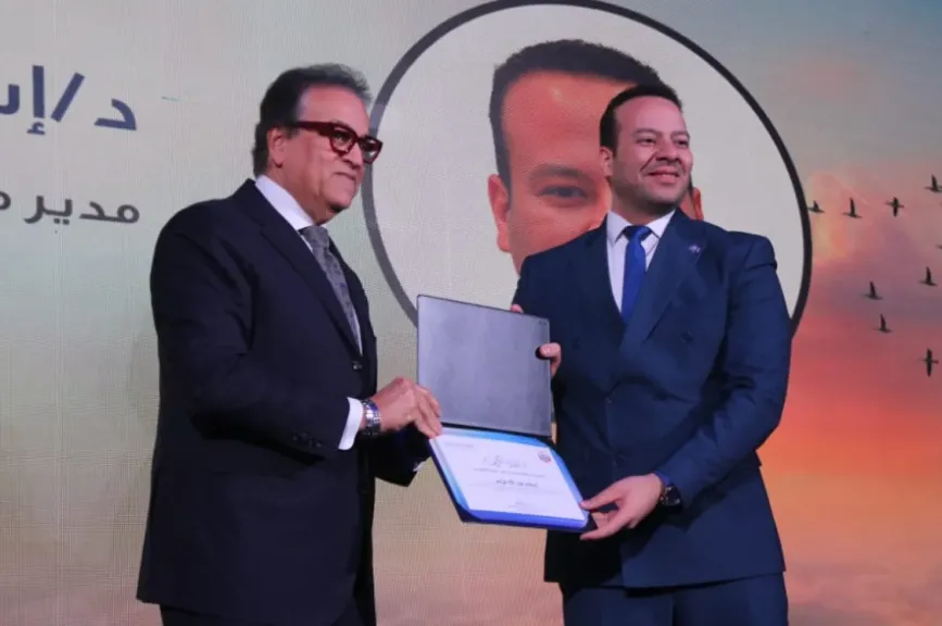 وزير الصحة يكرم وكيل الوزارة بالبحيره ضمن أفضل القيادات