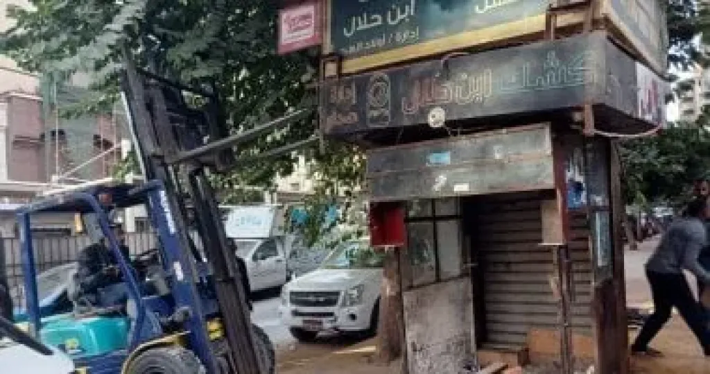 محافظة القاهرة ترفع إشغالات وأكشاكا غير مرخصة بحي عابدين