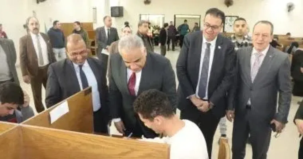 رئيس جامعة طنطا ونائبه يتفقدان امتحانات الفصل الدراسي الأول بكلية الطب