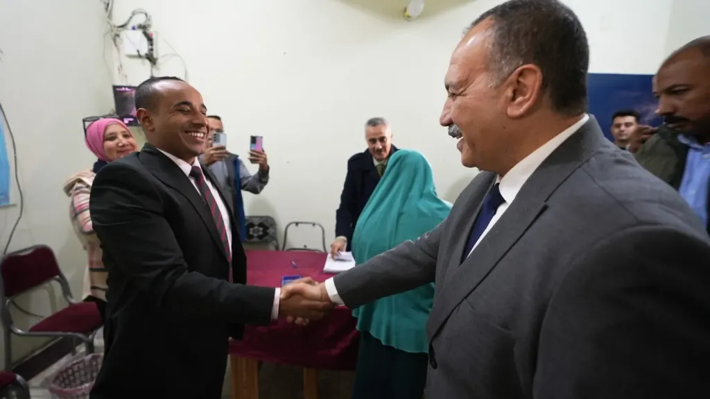 جولة مسائية لمحافظ أسيوط على لجان الإعادة بالدائرة الثالثة.