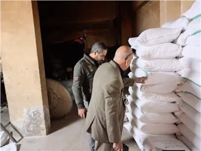 تموين القليوبية يتحفظ على طن دقيق مجهول المصدر