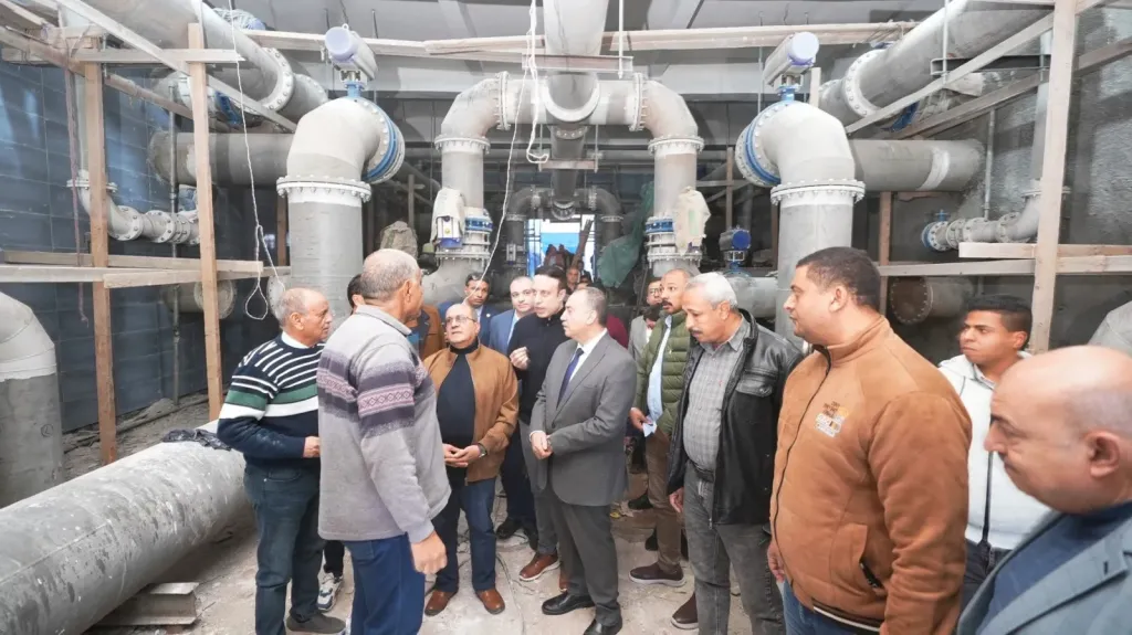 محافظ أسيوط ورئيس الشركة القابضة يتفقدان توسعات محطة مرشحة أبوتيج