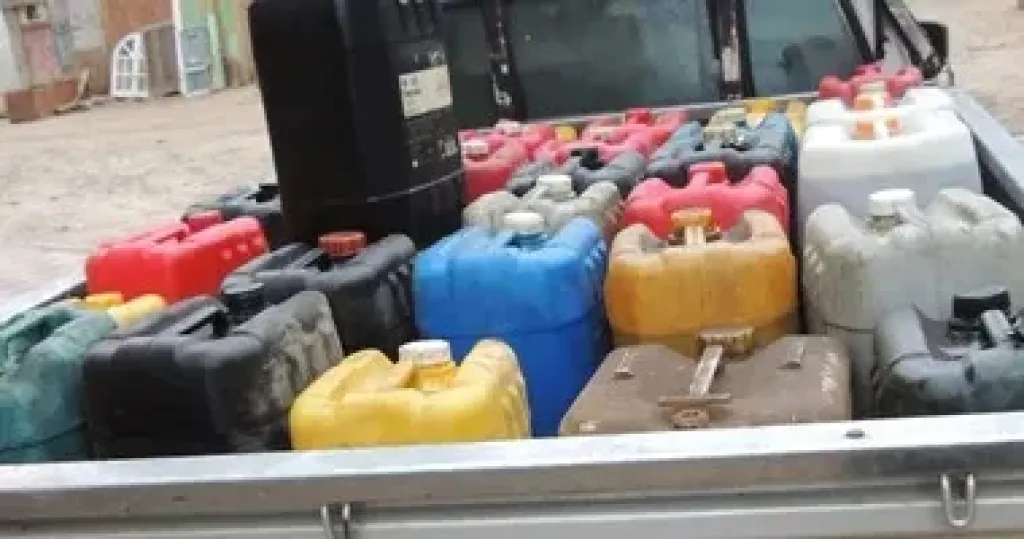 ضبط 48 ألف عبوة غذائية فاسدة ومحطة وقود تتلاعب في 7350 لتر سولار بكفر الدوار