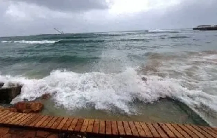ارتفاع الأمواج يتعدى 3 أمتار.. تحذير عاجل من الأرصاد لهذه المحافظات