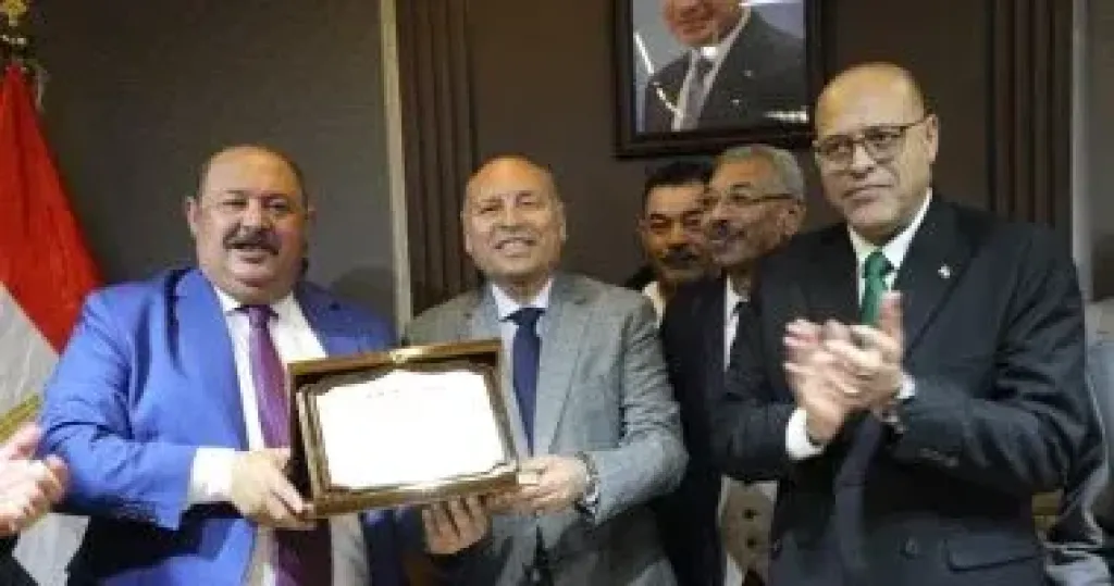 محافظ القاهرة: عمال مصر سواعد البناء والدولة حريصة على تحسين أوضاعهم