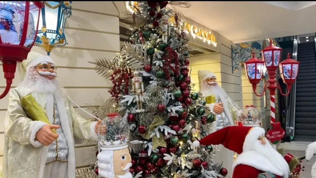 مطار القاهرة يتزين و يرفع درجة الاستعداد لاستقبال أعياد الكريسماس والعام الجديد