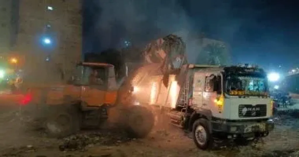 محافظة الجيزة ترفع 500 طن مخلفات من أرض المطحن بالمنيرة الغربية