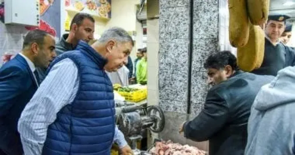 محافظ الإسكندرية لصاحب محل مخالف: أنت واخد مدخل العمارة ولآخر: أنت قافل الشارع