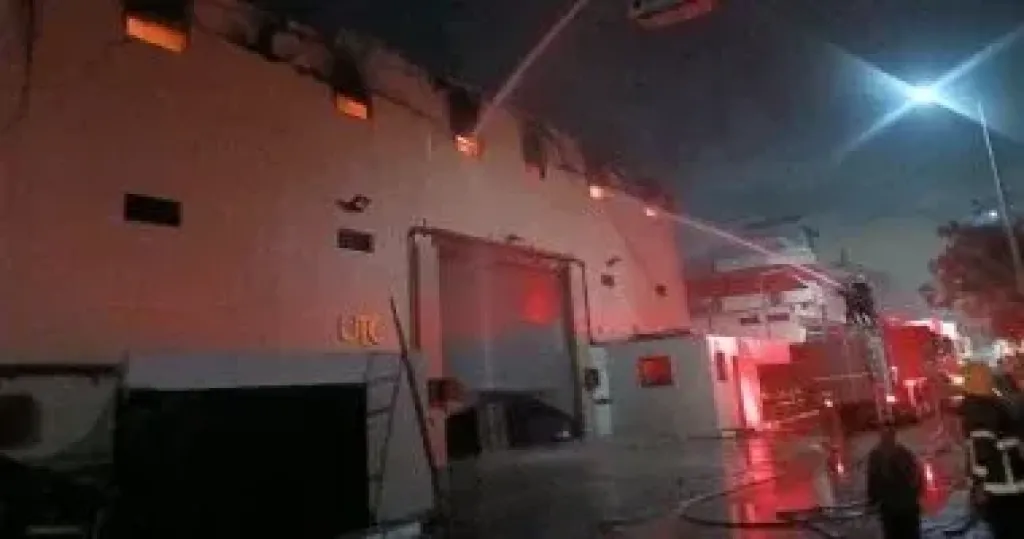 5 سيارات إطفاء تشارك فى السيطرة على حريق مخزن بالعبور الجديدة