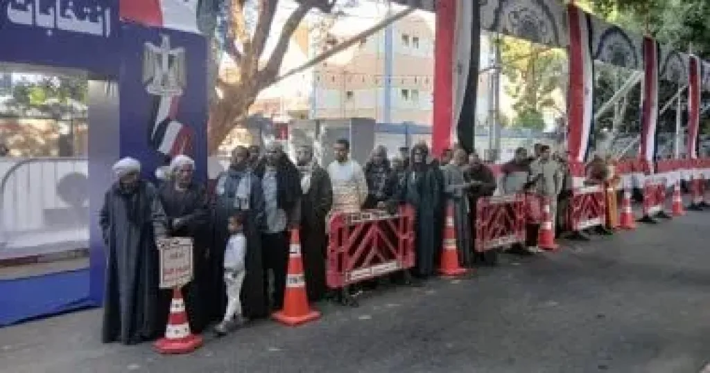 توافد المواطنين على لجان جولة الإعادة بانتخابات مجلس النواب فى البدرشين