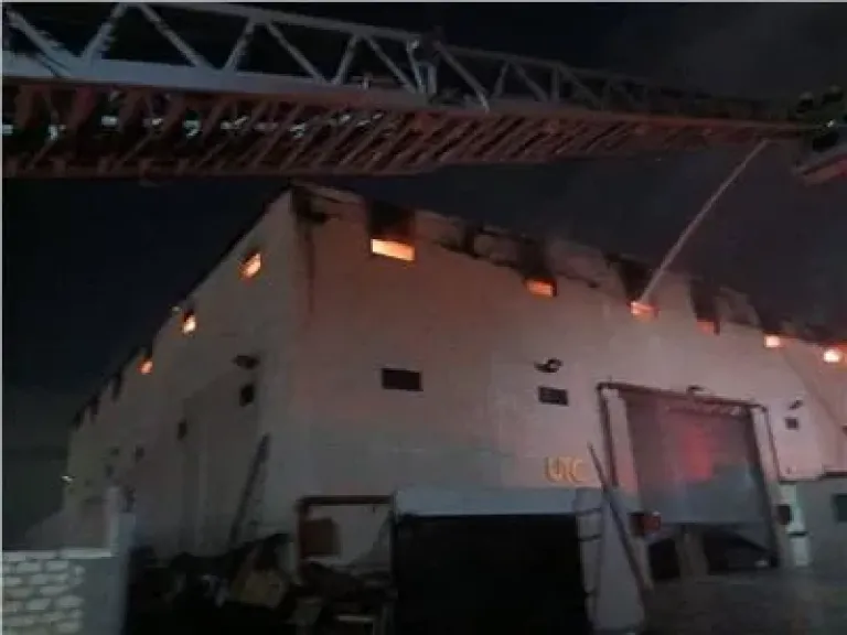 الحماية المدنية تواصل عمليات التبريد لمنع تجدد النيران بمخزن كراتين بالعبور