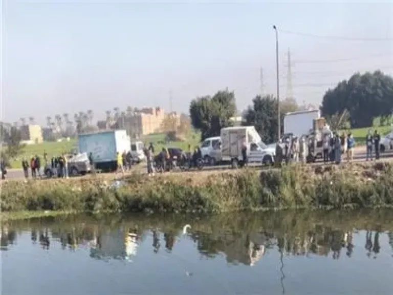 انتشال 3 مصابين في حادث سقوط سيارة ميكروباص داخل ترعة المريوطية