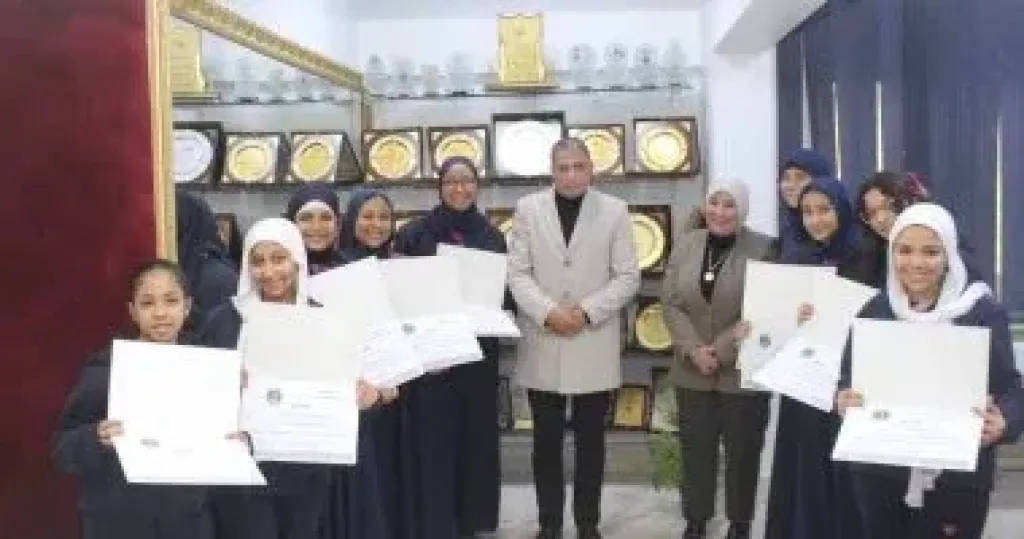 مدير تعليم الجيزة يكرم الطلاب المنتظمين فى الحضور بالفصل الدراسى الأول