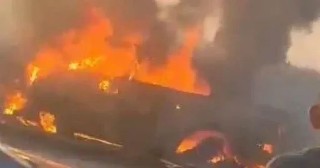 تفحم شخص داخل سيارة اشتعلت بها النيران على طريق بنها _ شبرا الحر