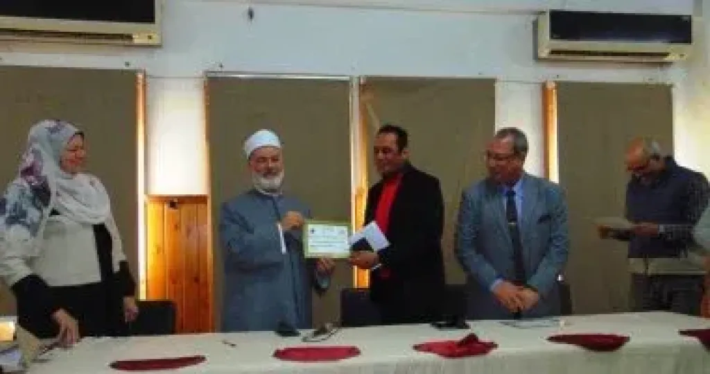 رئيس منطقة سوهاج الأزهرية يكرم موجهي العموم المشاركين في تحكيم مسابقة أوائل الطلاب