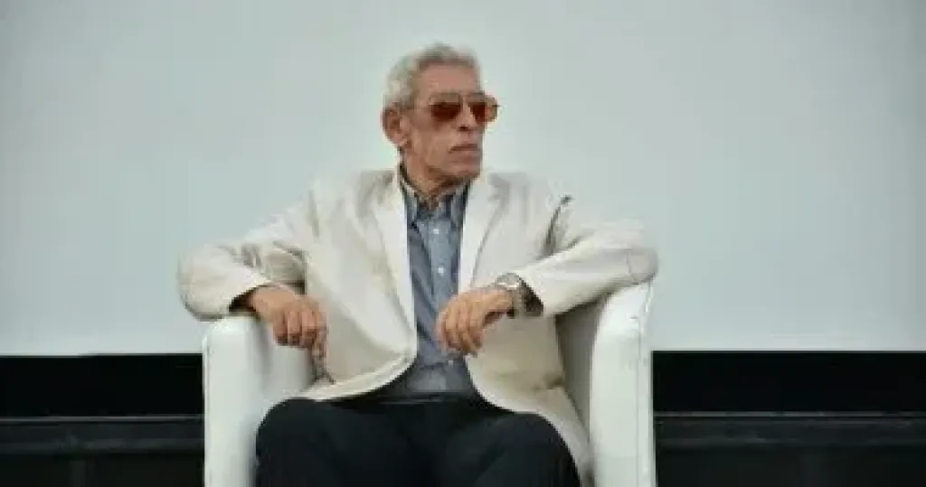 خالد البلشى وبسمة وغادة جبارة يقدمون واجب العزاء فى المخرج داوود عبد السيد