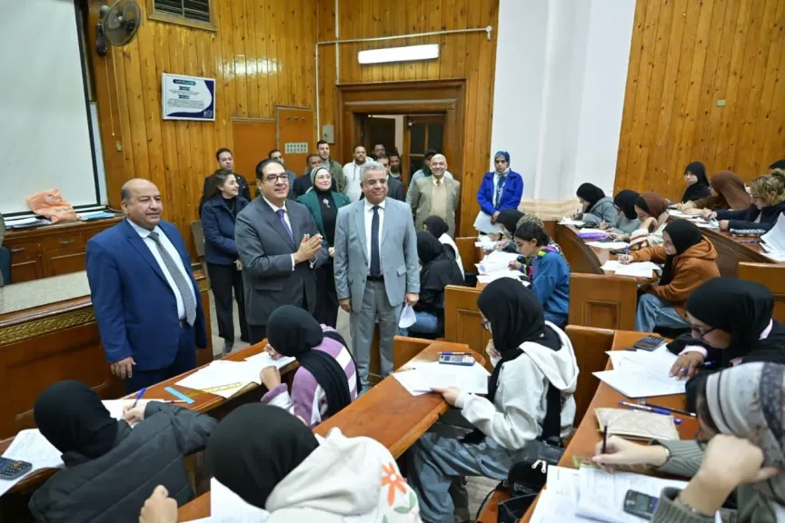 رئيس جامعة القاهرة يتابع امتحانات الترم الأول ويشدد على الانضباط الكامل