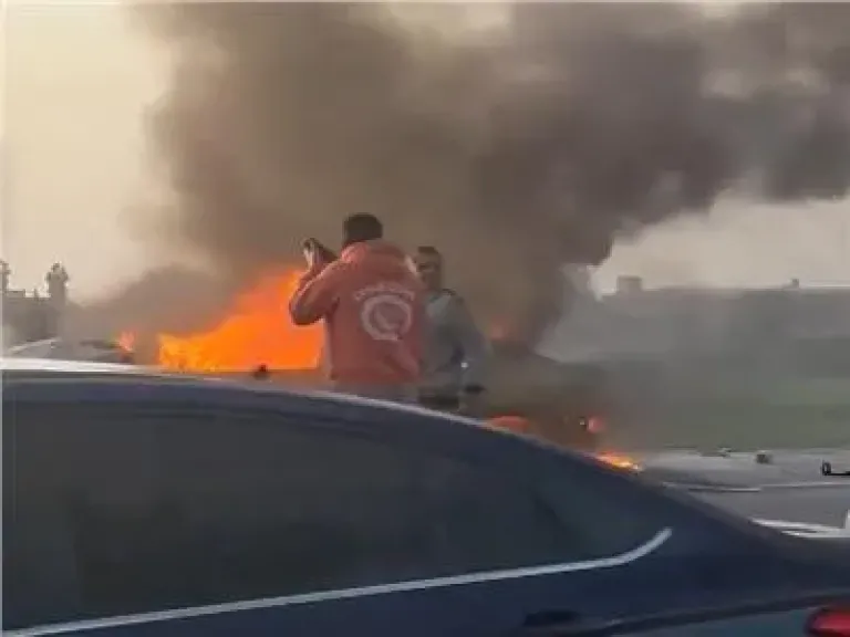 تفحّم سيارة ومصرع قائدها إثر انقلابها بطريق «شبرا – بنها الحر»