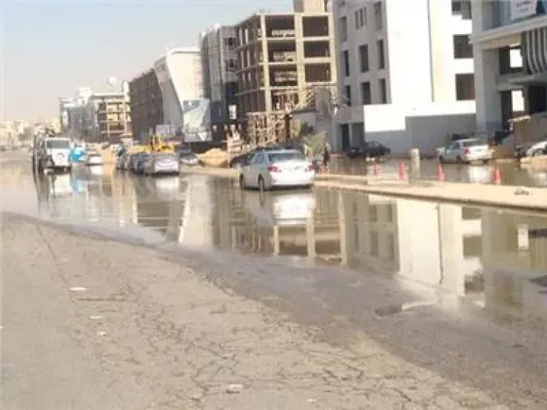كسر ماسورة مياه بشارع التسعين أمام المستشفى الجوي بالتجمع الخامس