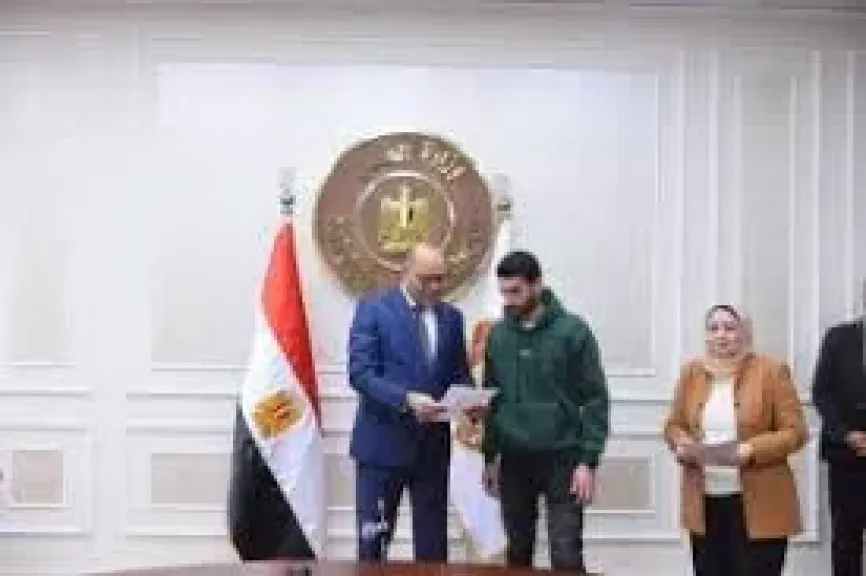 ​وزير العمل يُسلم دفعة جديدة من عقود العمل بالإمارات والأردن