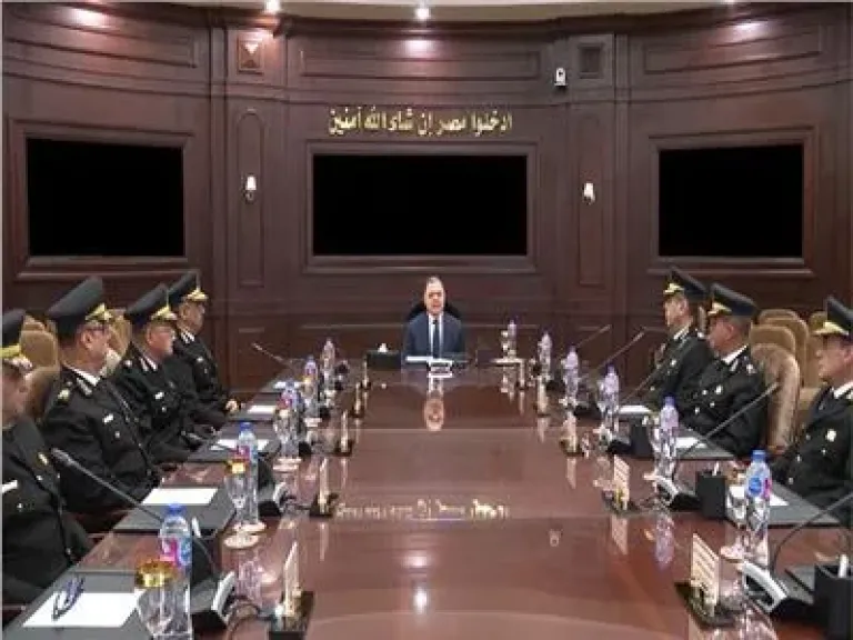 وزير الداخلية يعقد اجتماعا مع القيادات الأمنية لبحث إستراتيجية العمل خلال المرحلة الحالية