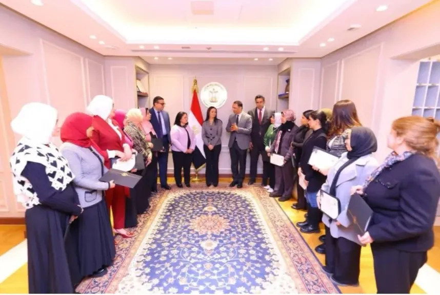 وزيرة التضامن تكرم فريق الاتصال الاستراتيجي والإعلام كأفضل فريق عمل بالوزارة|صور