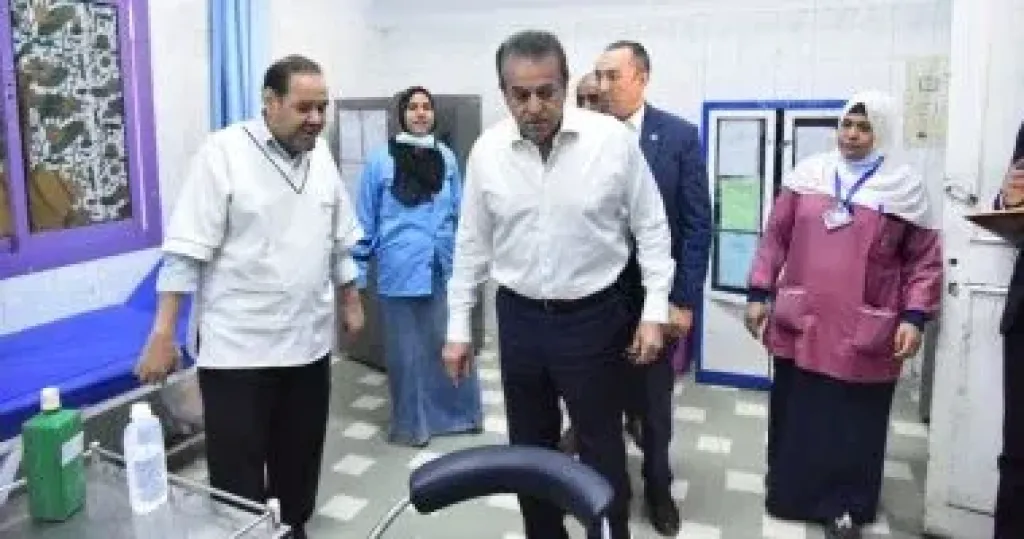 وزير الصحة يوجه بإحالة المتغيبين عن العمل بمستشفى سنورس المركزى