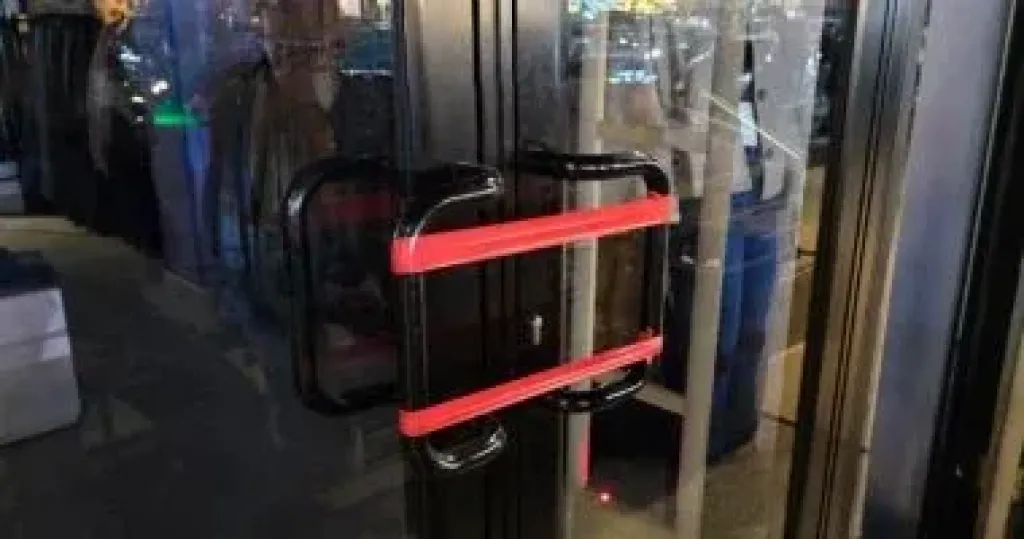 غلق وتشميع وقطع المرافق عن ومقاهى مخالفة فى حملات بالدقى وعابدين ومدينة نصر