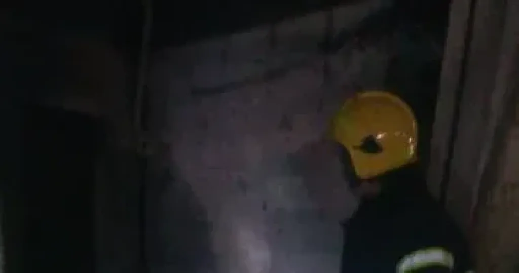 السيطرة على حريق محل قطع غيار دراجات فى المرج.. صور