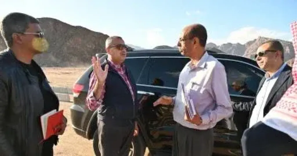 محافظ جنوب سيناء يتفقد ساحة انتظار النقل الثقيل بطابا استعدادا للتشغيل