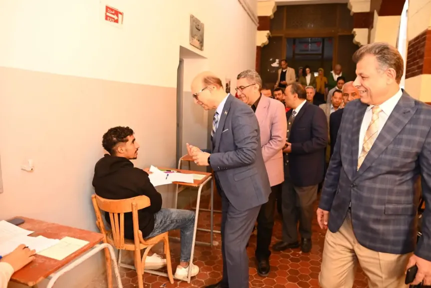 رئيس جامعة أسيوط يتفقد سير امتحانات الفصل الدراسي الأول للعام الجامعي  2025/2026