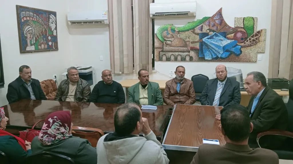 وكيل وزارة التعليم بأسيوط يلتقى مديرى المدارس الزراعية لتفعيل المبادرات التنموية وتنظيم المعارض