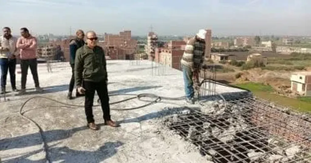 محافظ الدقهلية: إزالة لسقف زيادة عن نسبة الخدمات المقررة بمبنى فى مدينة طلخا