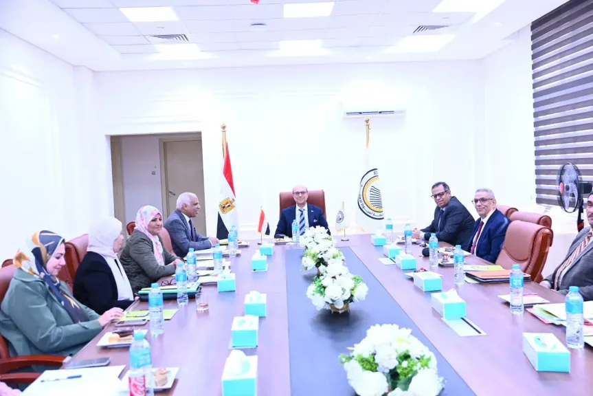 المنشاوي يترأس الاجتماع السادس عشر للمجلس الأكاديمي لجامعة أسيوط الأهلية