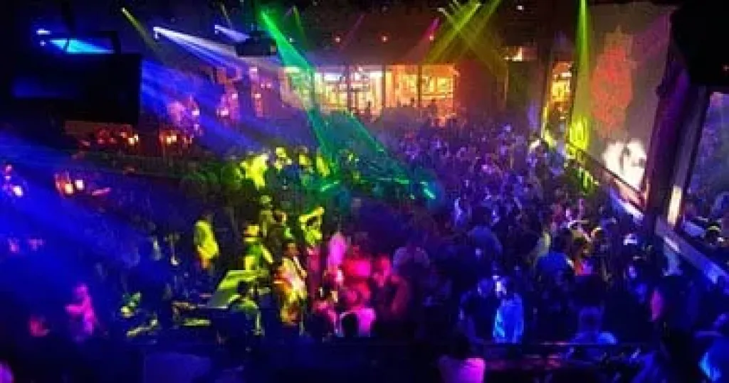 مع اقتراب حفلات رأس السنة.. اعرف القوانين الحاكمة ومواصفات بدلة الرقص