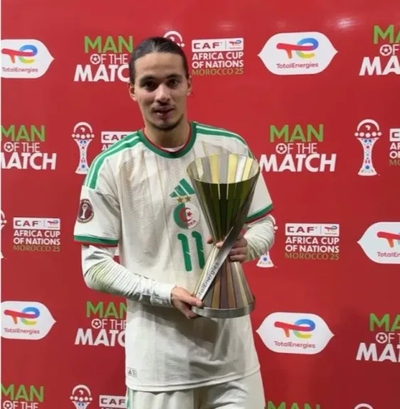 أنيس حاج موسى لاعب الجزائر : كلنا عائلة واحدة وسنقدم كل ما نملك من أجل الجماهير