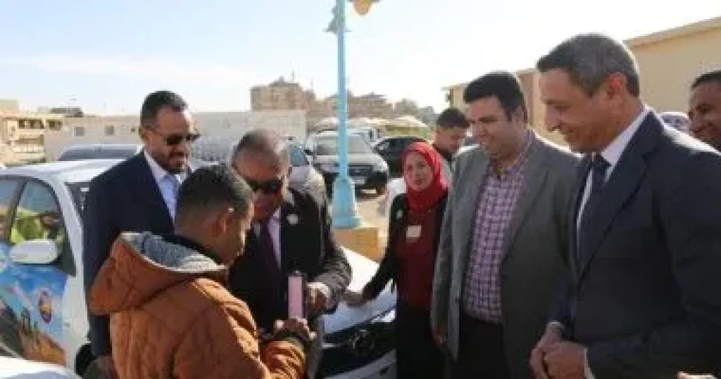 محافظ السويس يسلم الدفعة الرابعة من سيارات التاكسي الجديدة