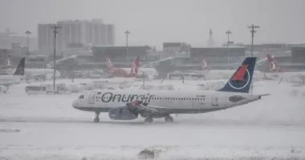بولندا: تعليق حركة الطيران مؤقتا بمطار فى وارسو بسبب سوء الأحوال الجوية