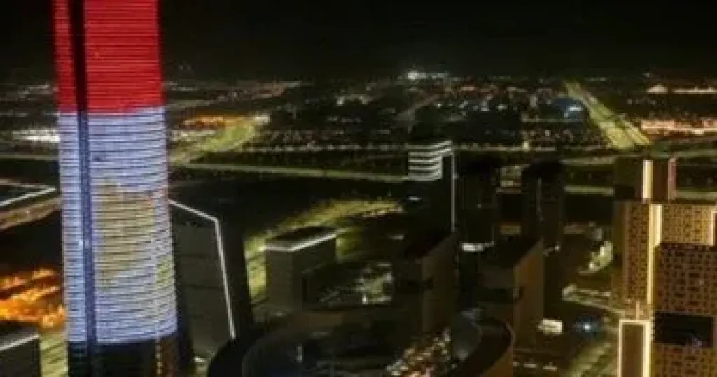 علم مصر يزين البرج الأيقوني بالعاصمة الجديدة احتفالًا برأس السنة