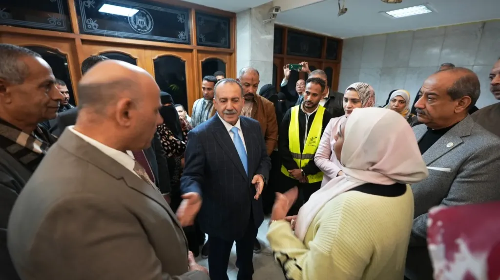 محافظ أسيوط يبدأ العام الميلادي الجديد بتسليم كراسي متحركة وسماعات طبية للأطفال