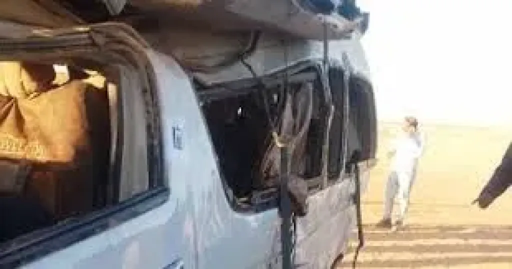 بالأسماء، إصابة 13 شخصًا في انقلاب سيارة على صحراوي أسوان