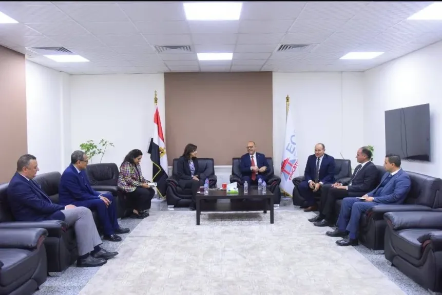 وزير العمل يُسلّم 20 عقد عمل لذوي الهمم.. ويُطلق ندوة توعوية بشأن «قانون العمل الجديد»