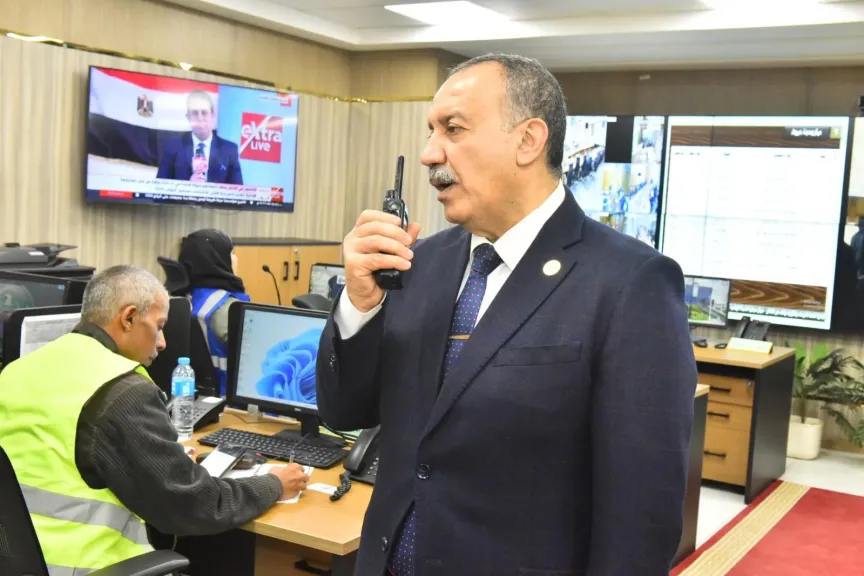 محافظ أسيوط يتابع من غرفة العمليات المركزية بمركز سيطرة الشبكة الوطنية